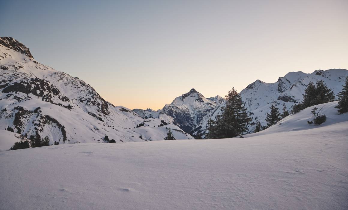 Verschneiter Arlberg bei Dämmerung