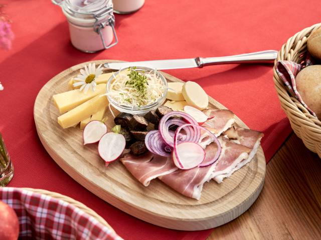 Brettljause, traditional snack on a wooden board
