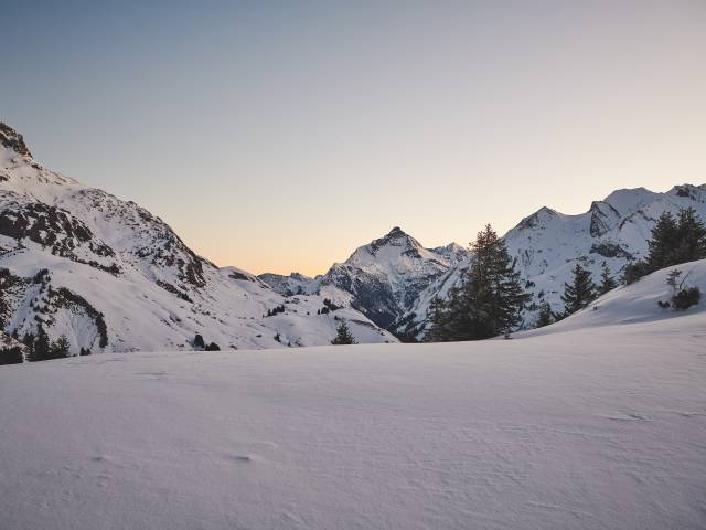 Verschneiter Arlberg bei Dämmerung